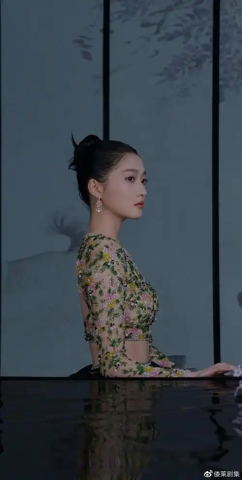 关晓彤黑天鹅拖尾长裙写真壁纸.