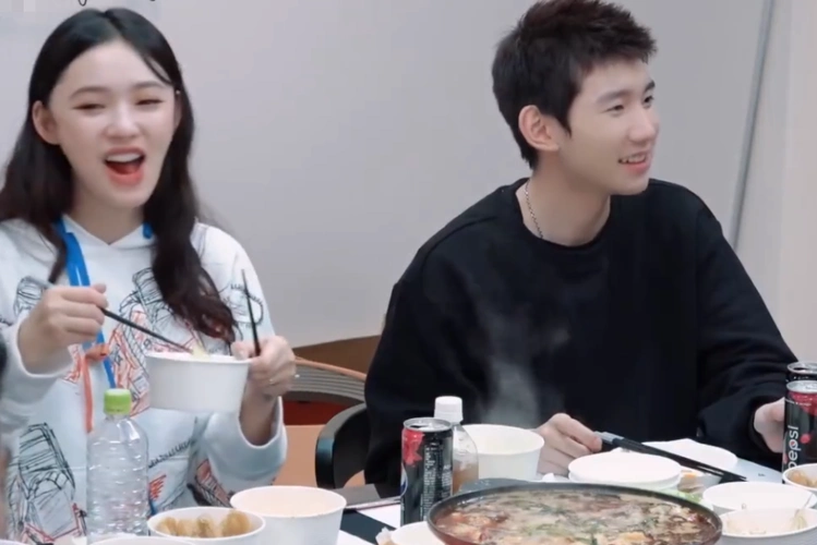 王源录制潮流合伙人赵今麦第一次离很远打招呼表情却这样