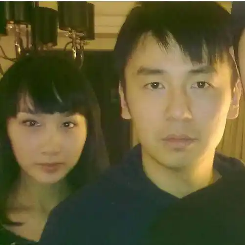 雷佳音一家三口外出,父女俩捏脸互动超搞笑,女儿身材高挑