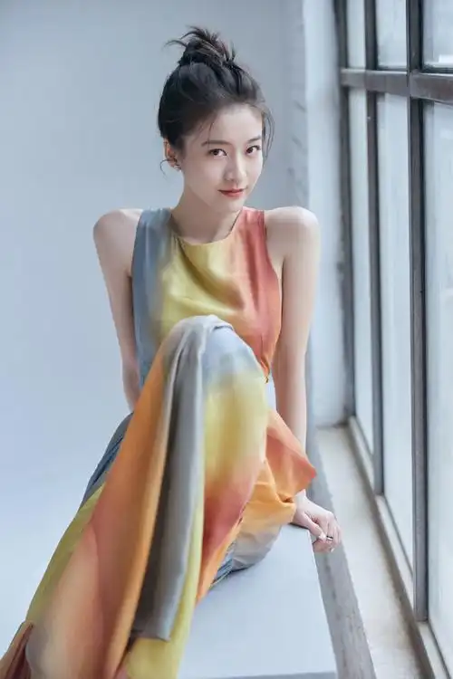 张雪迎能有90斤?穿渐变色无袖长裙出镜,瘦骨嶙峋看得让人心疼