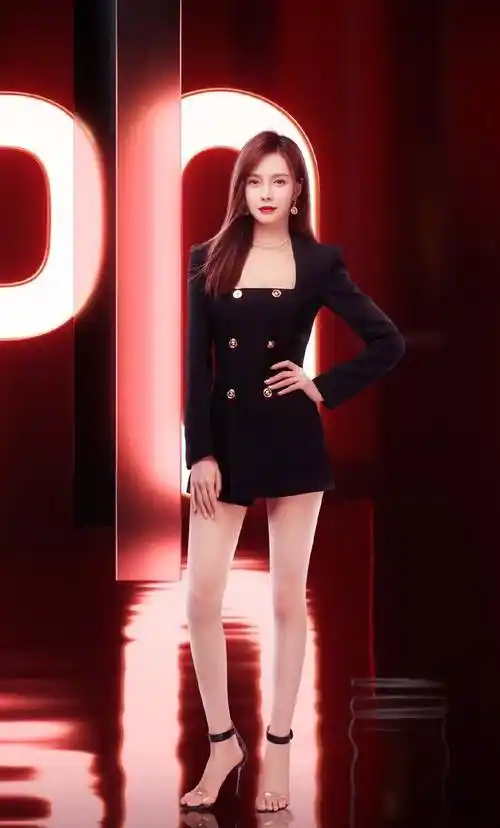 沈梦辰太好看了吧,穿短吊带配超短裙,身材火辣太撩人_造型_上衣_女生