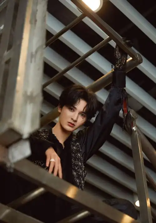 朱正廷勿忘我灰瞳眼妆写真图片89