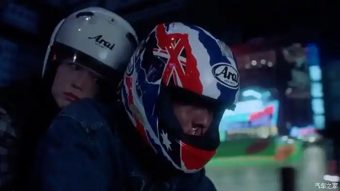 电影天若有情里面的摩托和头盔