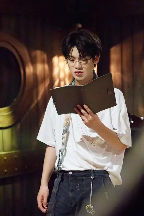 黄明昊最新造型剧照白t恤金丝眼镜造型认真解题的小贾上线