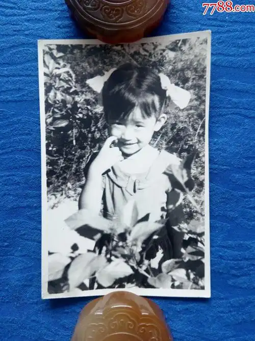 80年代经典黑白老照片儿童照【花丛中的小姑娘天真可爱】精彩瞬间