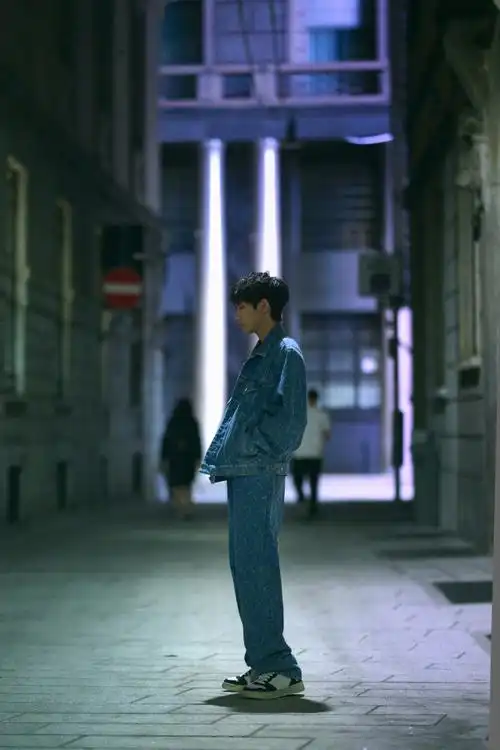 王源米兰街头牛仔大片#@tfboys-王源米兰时装周看秀造型来啦!