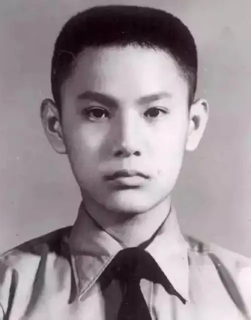 过气歌手张信哲原来还是明清服饰收藏大家