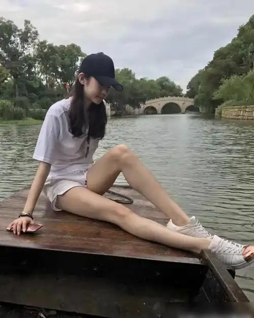 张艺凡腿照着木棍长的吧穿短裤坐着伸长腿一对比都快超船宽了