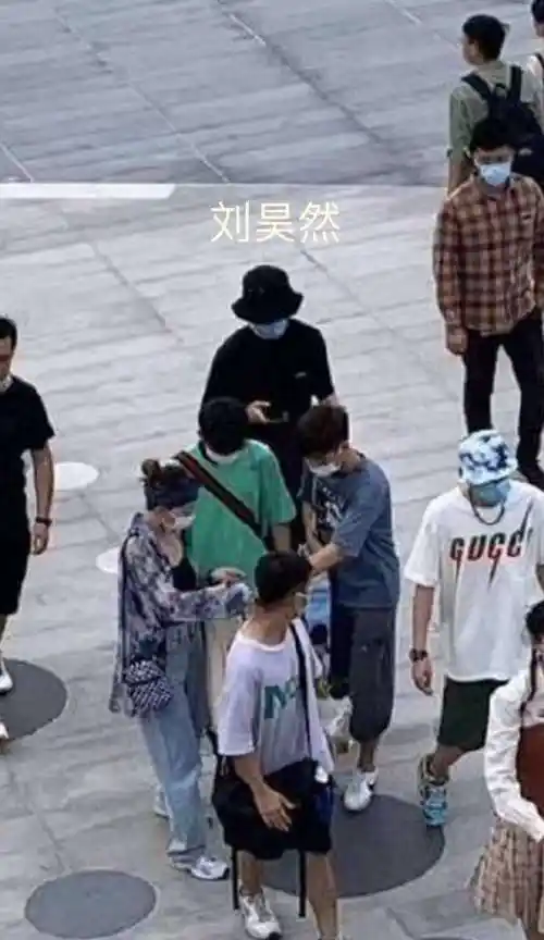 王俊凯,刘昊然和胡先煦同游迪士尼 三人神仙同框!_网友_电影_影视剧