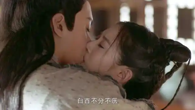 饰演者曾舜晞在接吻时,嘴巴抿紧,十分的紧张模样,这不会是他的初吻吧