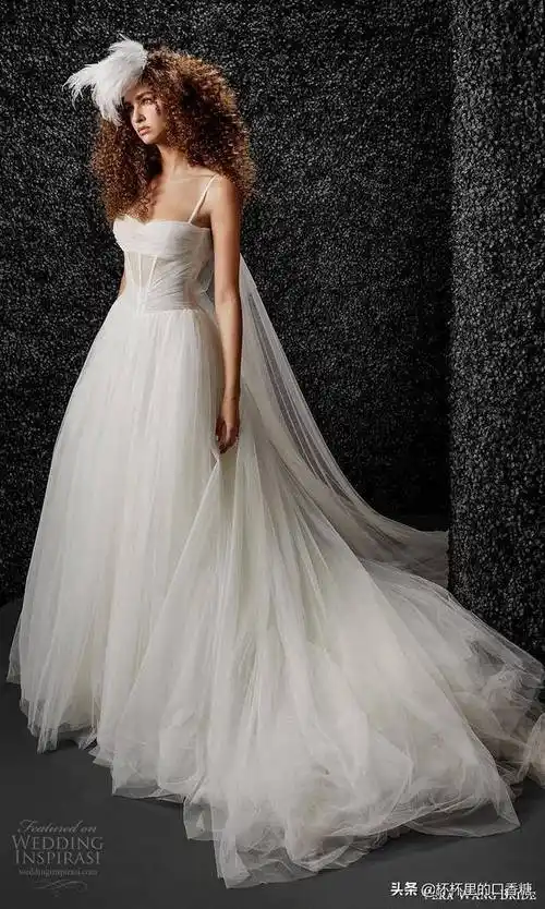 verawang2021秋季婚纱系列时尚前卫新娘嫁衣