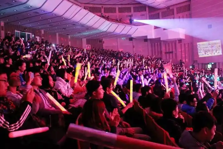 不站在观众席看晚会是什么体验