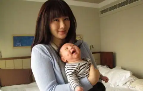 大学生产子抱婴儿拍毕业照惹争议图