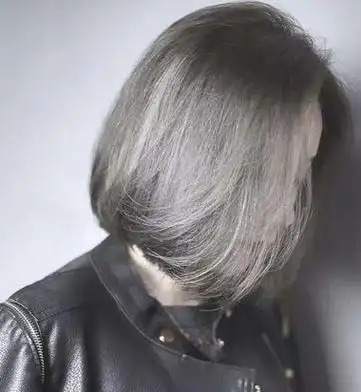 女生铅笔灰色的齐肩短发发型,要将眼角的头发顺着头型梳到后侧,烫发