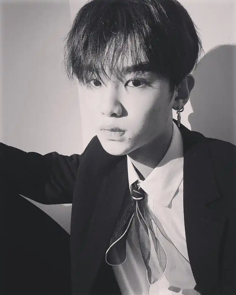 justin蓝色头发 justin新发型 justin黄明昊晒自拍,蓝发真的是酷酷的