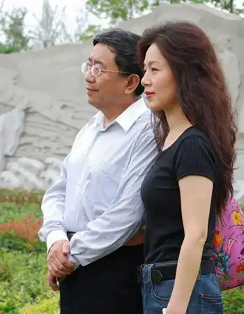 她作为一个特殊的人玩几分钟来接送,她的第二任丈夫过着幸福的生活.