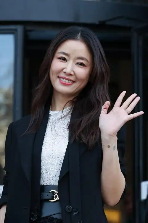 林心如现身2024秋冬巴黎时装周shiatzy chen秀场