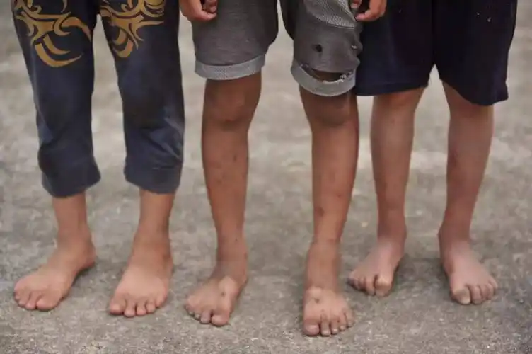 他们,光着脚上学.