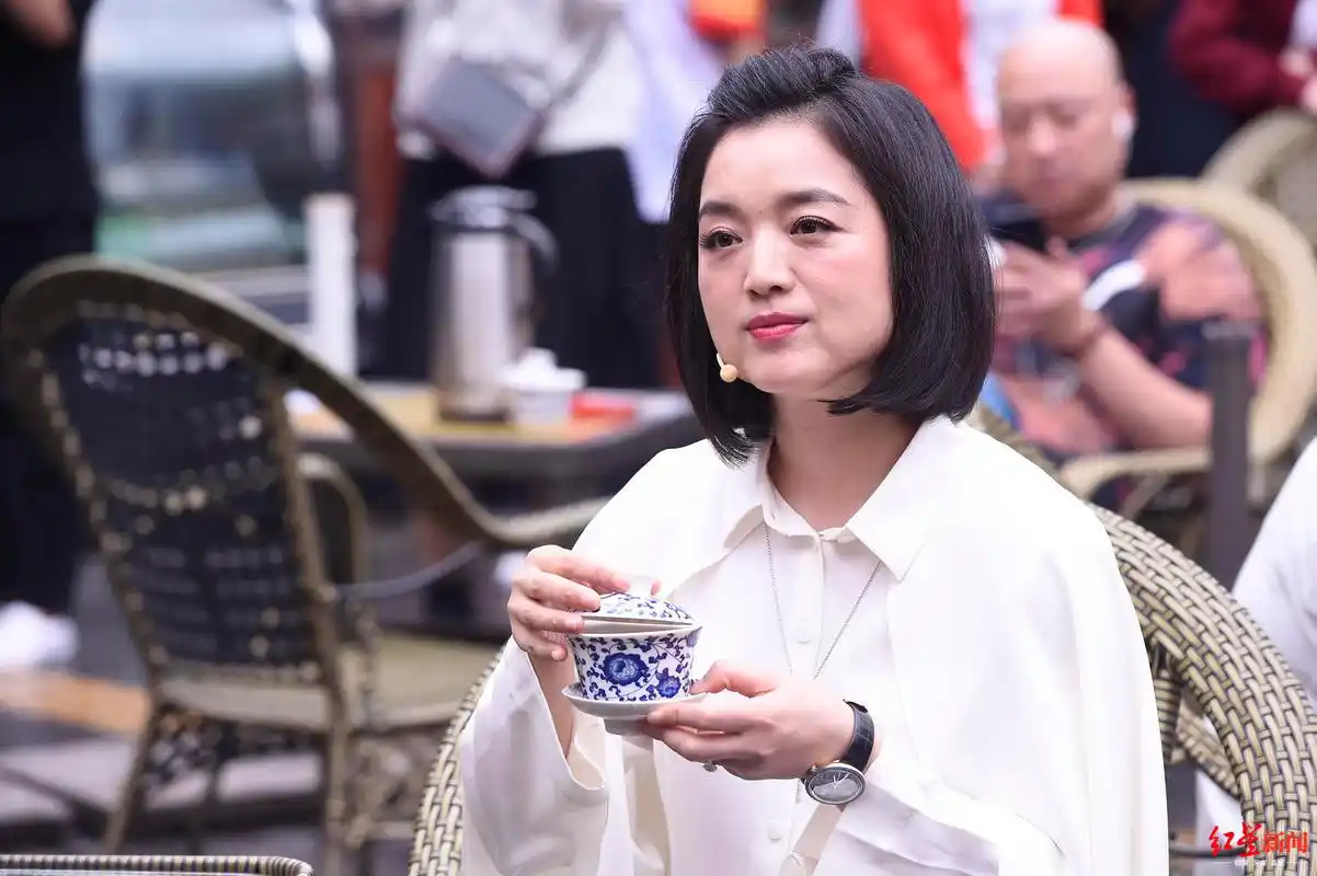 歌手白雪锦里倾情领唱众多游客比心表白祖国