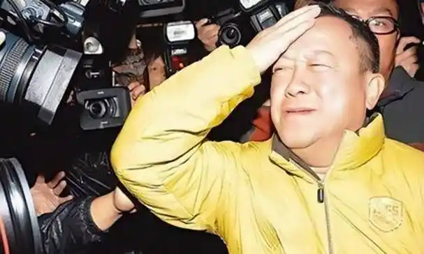 还拍下了曾志伟捂着脑袋痛苦的照片