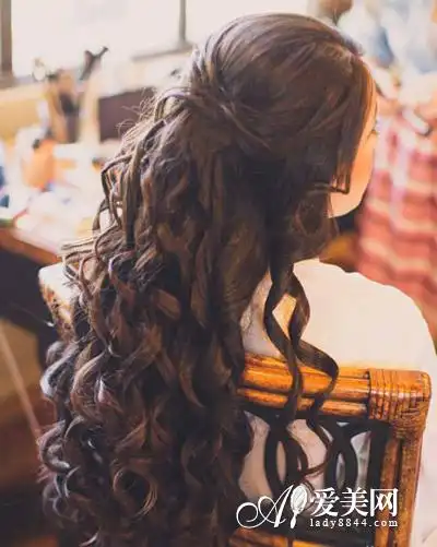 这款螺丝烫像使用编织烫一样,将头发分成一束一束烫卷,视觉上显得震撼