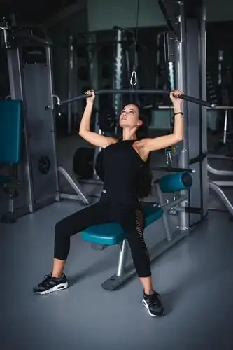 性感的女孩在健身房锻炼素材-高清图片-摄影照片-寻图免费打包下载