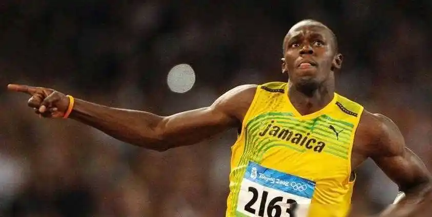 原创百米飞人博尔特现状退役6年生3个孩子每年400万美元领一