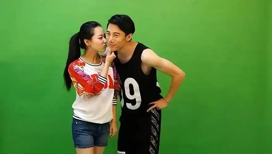 但是,丁一没有放弃,他全面地照顾白冰,甚至为她制造