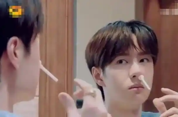 王一博横店约好友小聚,综艺拍戏两不误,同时爆红后,肖战却销声匿迹