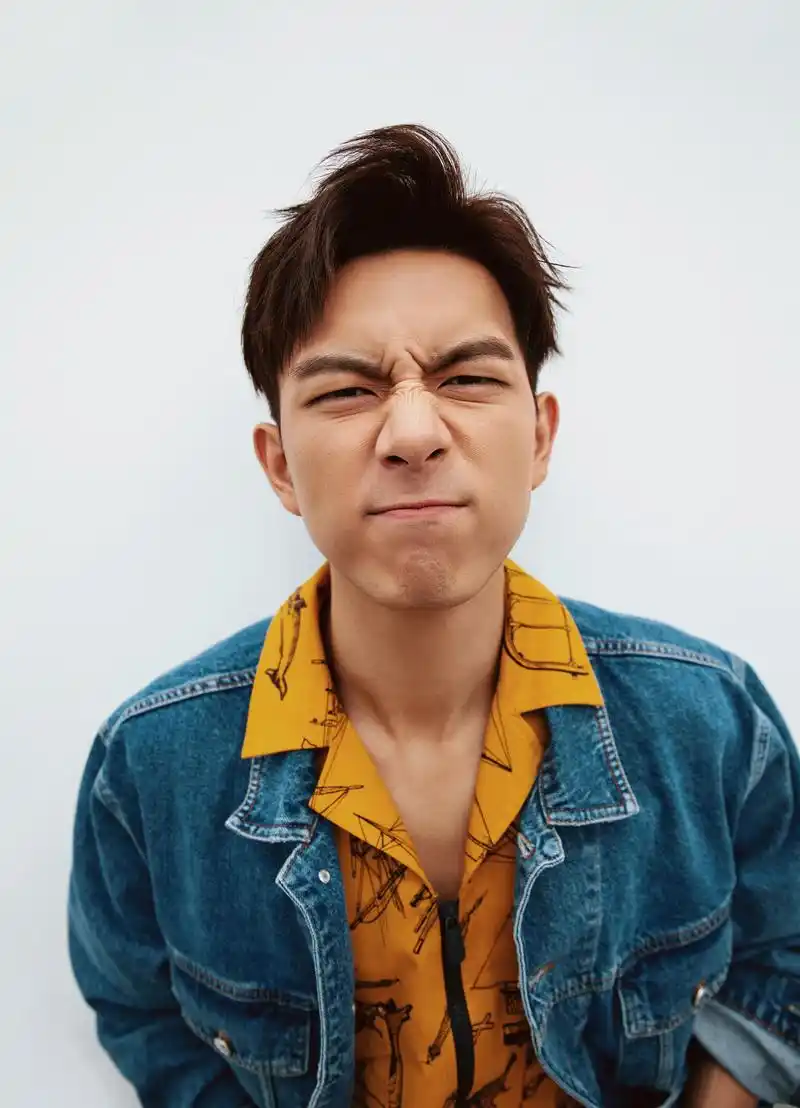 李现 :"白日的时光静寂缓慢,我们注视着前方,努力不使之偏向,就像夏日