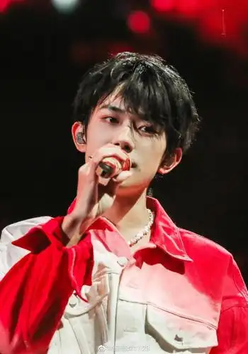 易烊千玺立麦杀合集舞台小王子魅力满分