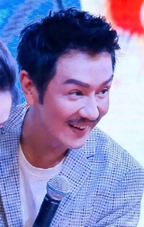 饭姐就奇怪了,这样的双眼皮,平时照镜子看到不雷人吗?