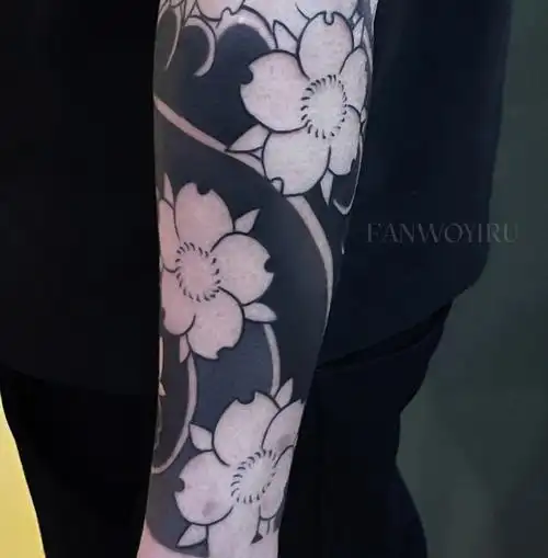 内江纹身老传统樱花臂