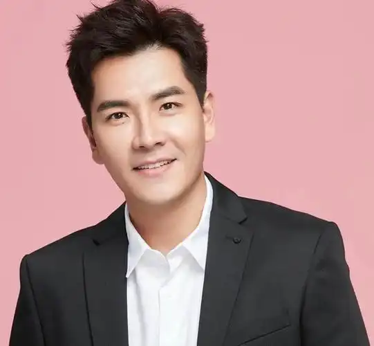 妻子名叫林筱薇,比王传一小2岁.