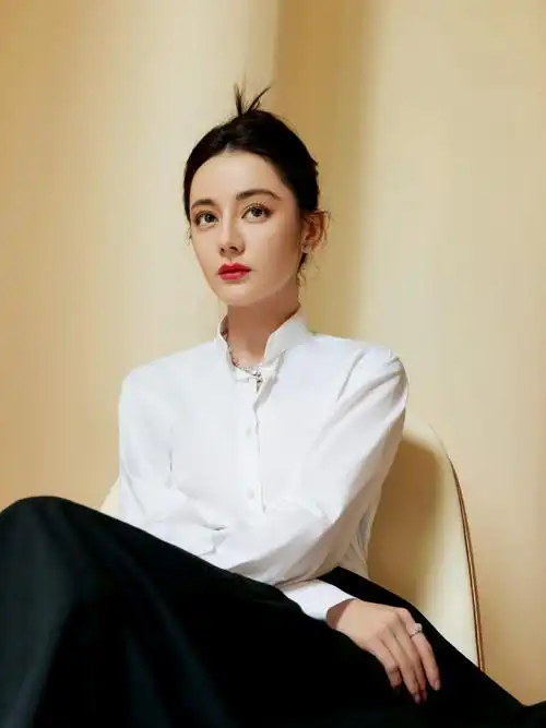 音99@dear-迪丽热巴身穿白衬衫搭配黑色半裙亮相#时尚芭莎年度派对