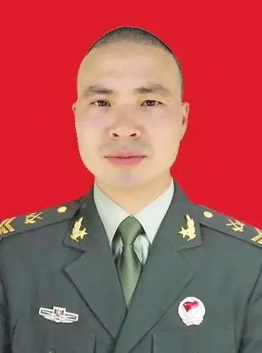 村人,1982年2月出生,2001年12月入伍,现任空34师航空修理厂三中队士官