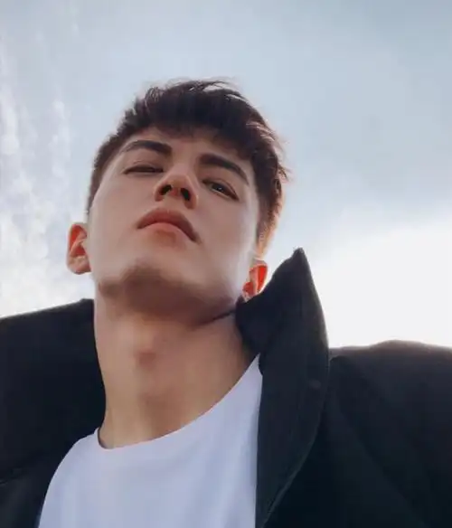 能经得住死亡角度,确定是真的帅了! 图:李九霖