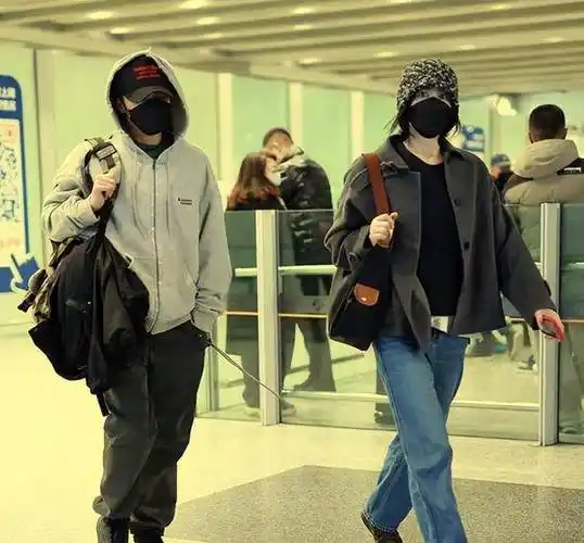 王菲谢霆锋年后首秀恩爱合体现身行头不过万元女方罕有撒娇