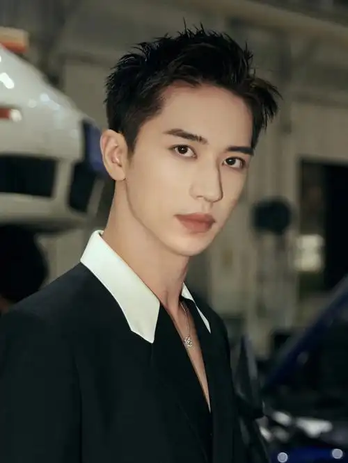 许魏洲 佩戴buccellati作品亮相微博电影之夜 ,ramage系列戒指点缀