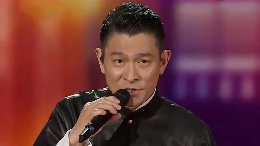 b>刘德华春晚 /b>《回家的路》太好听了,唱到心坎里,让游子几度落泪!
