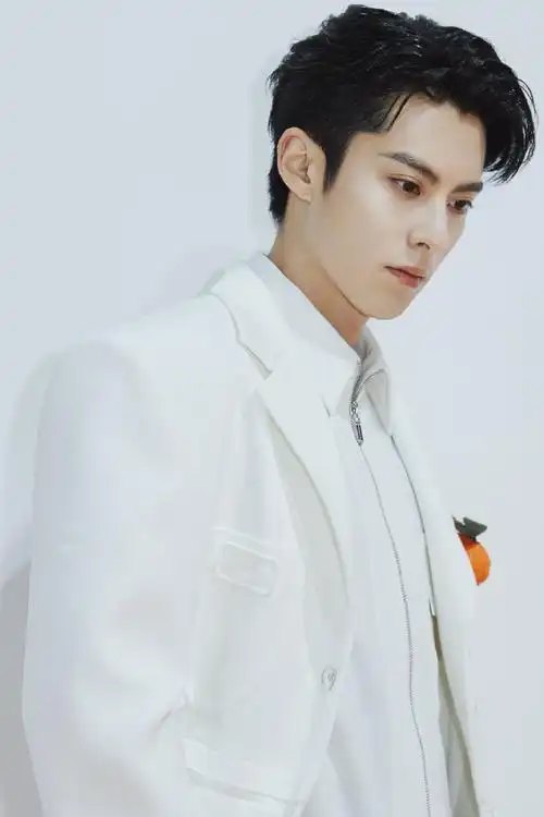 白色西装太绝了叭,小橙子胸针很抢眼,白到发光,怼脸也超级帅气帅哥