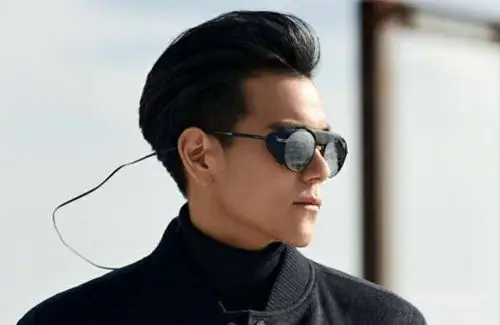 彭于晏的发际线也开始上移机场现身造型依旧帅气