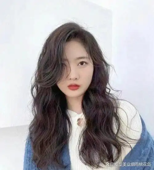 的一款慵懒法式烫,温柔感十足,专为部分头发少,头顶服帖的女生而生