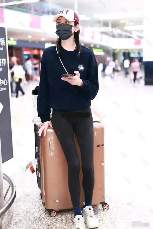 奚梦瑶生图:有大长腿就是任性,穿体形裤走机场尴尬至极