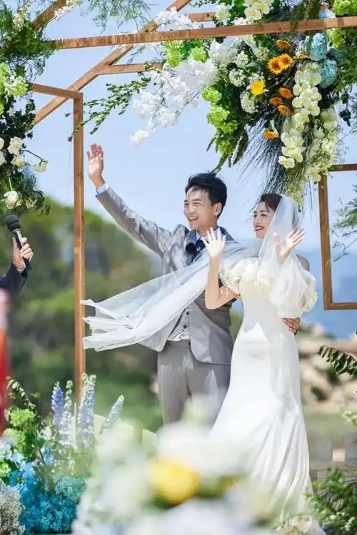 姜潮麦迪娜为新婚夫妻制作"爱情回忆录" 胡海泉安崎空降梦幻婚礼载歌