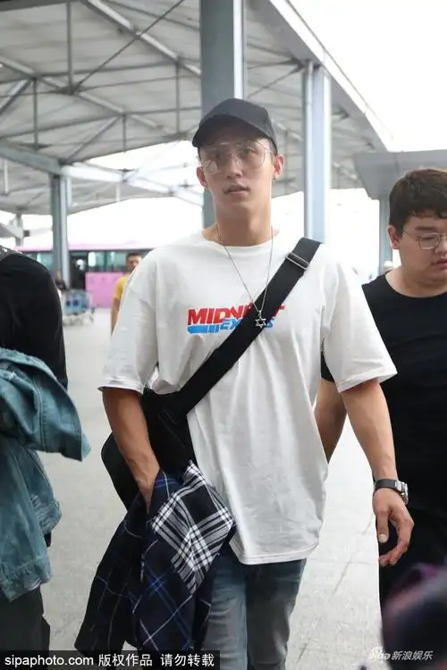 组图:黄景瑜素颜现身虹桥机场 遭粉丝围堵