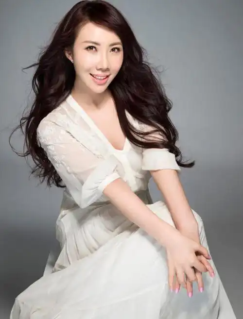 丁晓红发布春季写真淡雅青春气质袭人