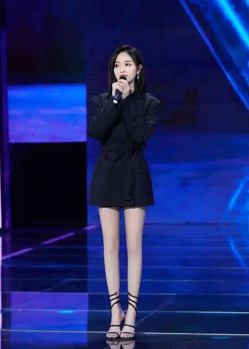 吴宣仪修长光润的美腿笔直匀称诱人