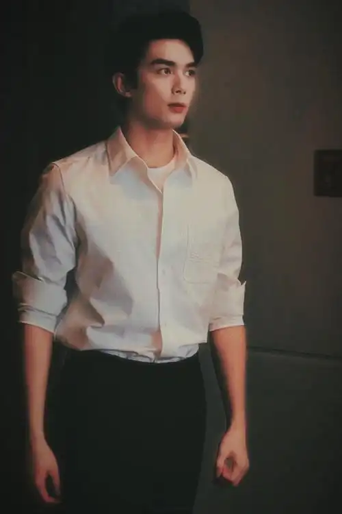 吴磊#    请暂停一下  看下这张硬帅照片    @吴磊leo