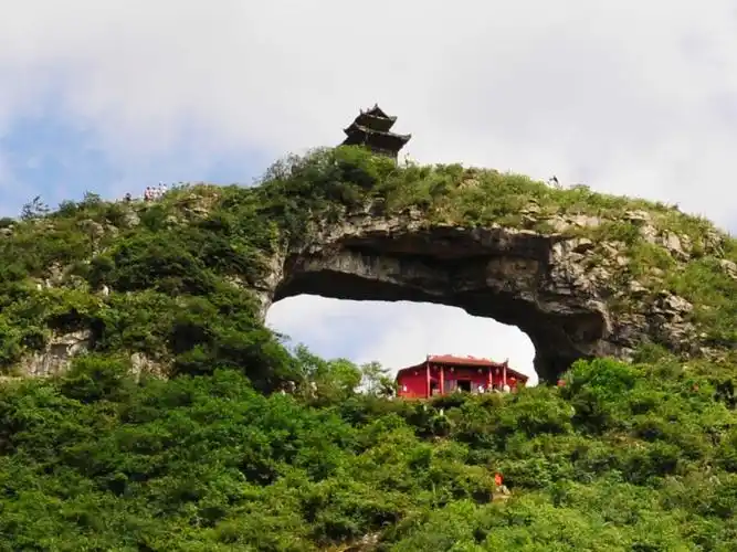 张三丰发怒时一拳击穿的这个洞在山上令人毛骨悚然